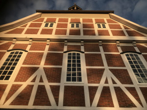 Pattensen_St_Gertrud_mit_Glockenturm.jpg