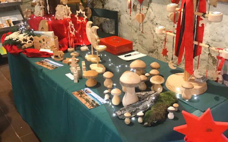 Tisch mit Weihnachtsartikeln