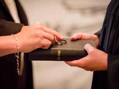 Trauringe auf einer Bibel